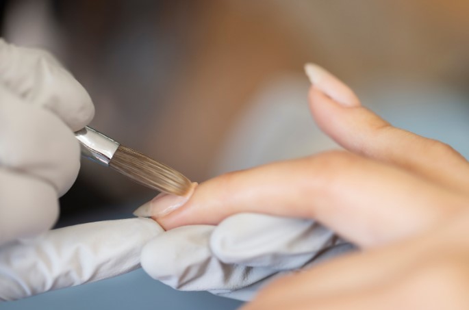 нанесение базы на квадратные ногти с острыми углами