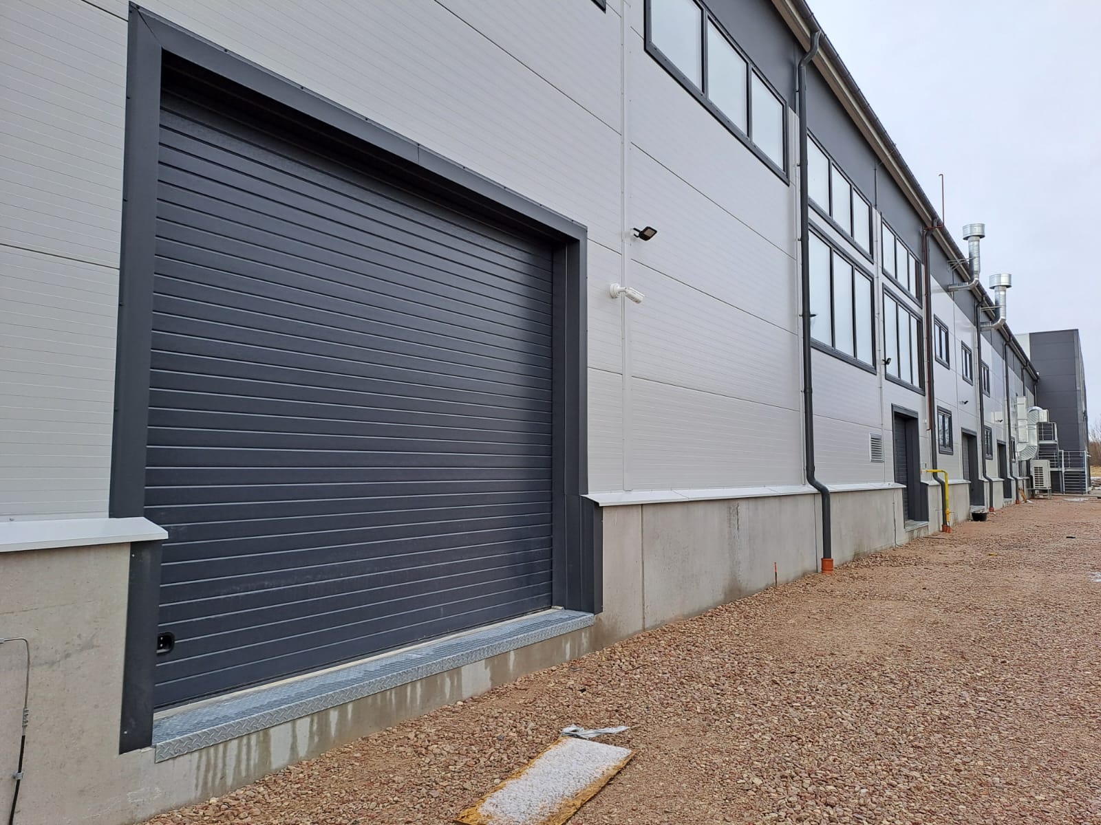 Автоматичні ворота проти ручних: що вибрати у 2025 році